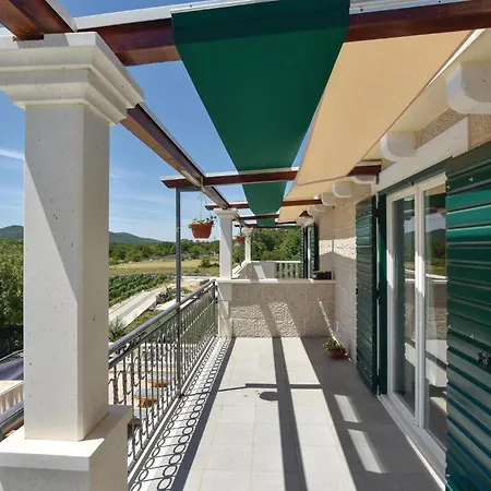 Beautiful In Zrnovnica-split With Sauna Semesterbostad *