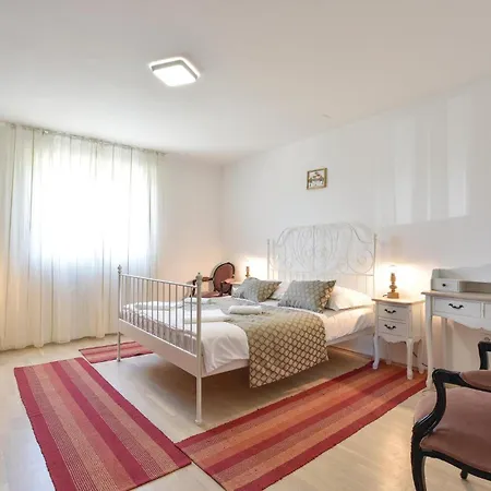 Beautiful In Zrnovnica-split With Sauna Semesterbostad Cista Provo