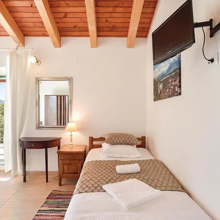 Semesterbostad Beautiful In Zrnovnica-split With Sauna