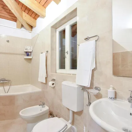 Semesterbostad Beautiful In Zrnovnica-split With Sauna Cista Provo